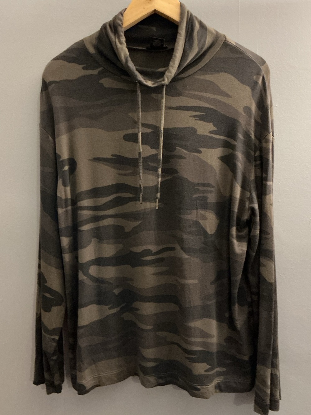 Tahari Camo Cowl Neck Pullover Top Medium Soft Stretch Long Sleeve
